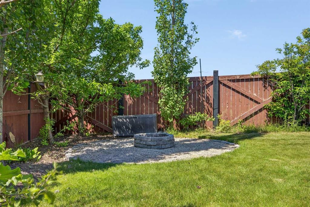 18 Hidden Creek Manor Nw, Calgary, AB - Outdoor