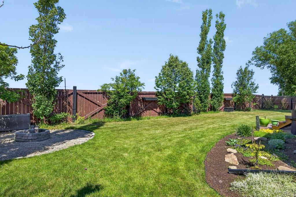 18 Hidden Creek Manor Nw, Calgary, AB - Outdoor With Backyard