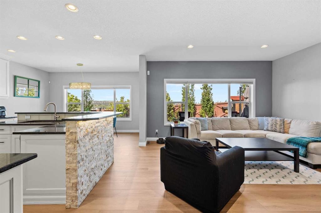 18 Hidden Creek Manor Nw, Calgary, AB - Indoor Photo Showing Living Room