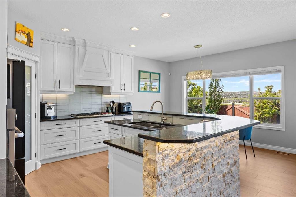 18 Hidden Creek Manor Nw, Calgary, AB - Indoor Photo Showing Kitchen With Upgraded Kitchen