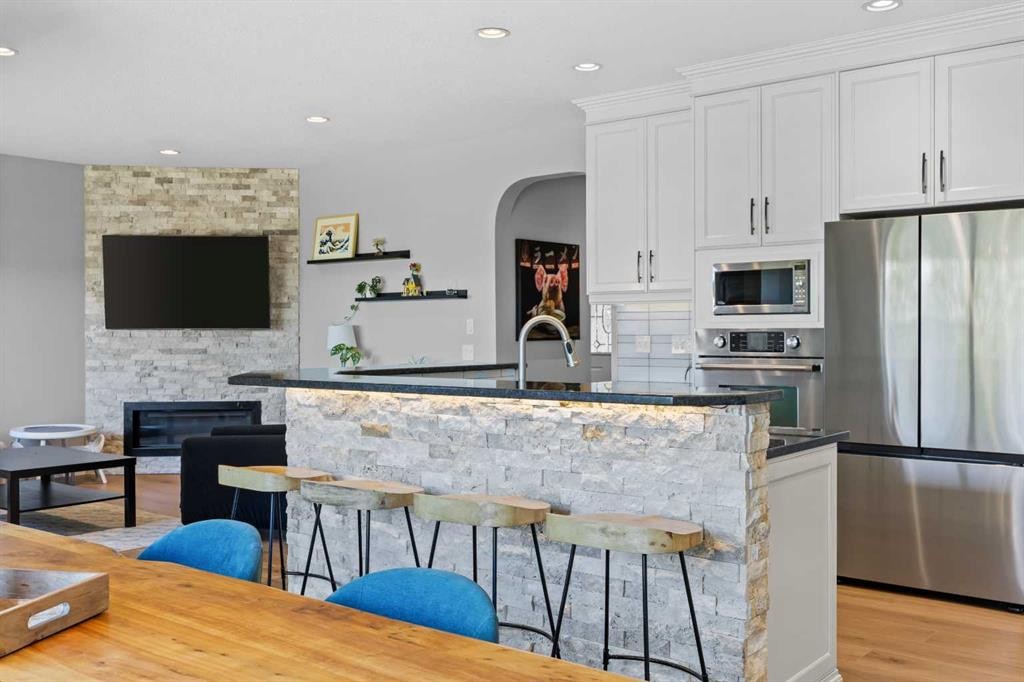 18 Hidden Creek Manor Nw, Calgary, AB - Indoor Photo Showing Kitchen With Stainless Steel Kitchen With Upgraded Kitchen
