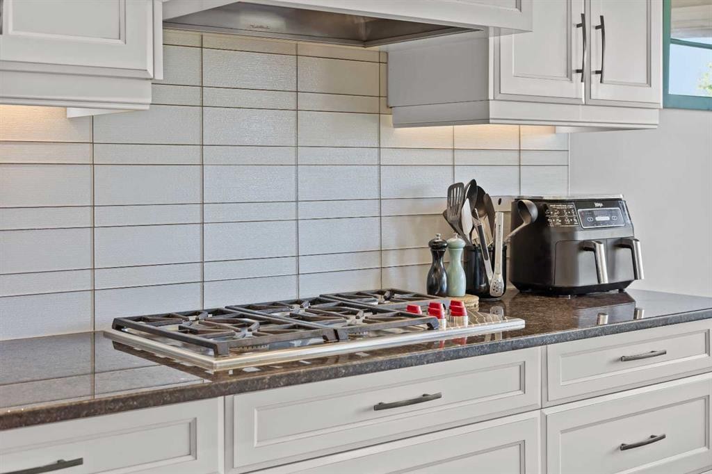 18 Hidden Creek Manor Nw, Calgary, AB - Indoor Photo Showing Kitchen
