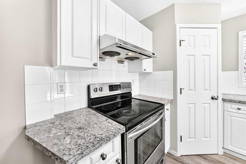 87 Citadel Peak Circle Nw, Calgary, AB - Indoor Photo Showing Kitchen