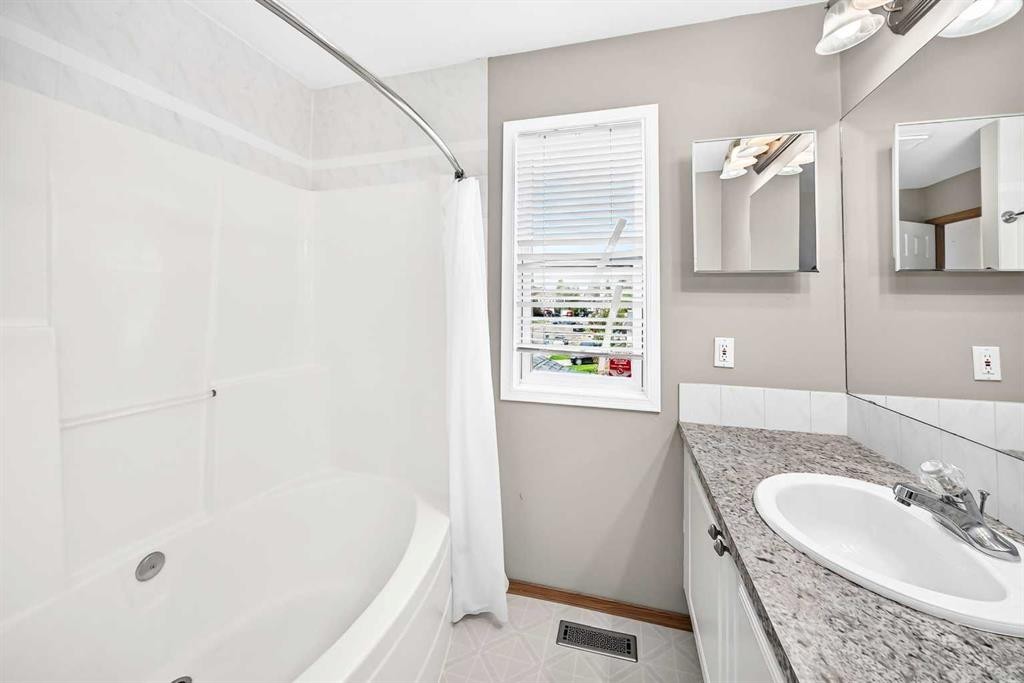 87 Citadel Peak Circle Nw, Calgary, AB - Indoor Photo Showing Bathroom