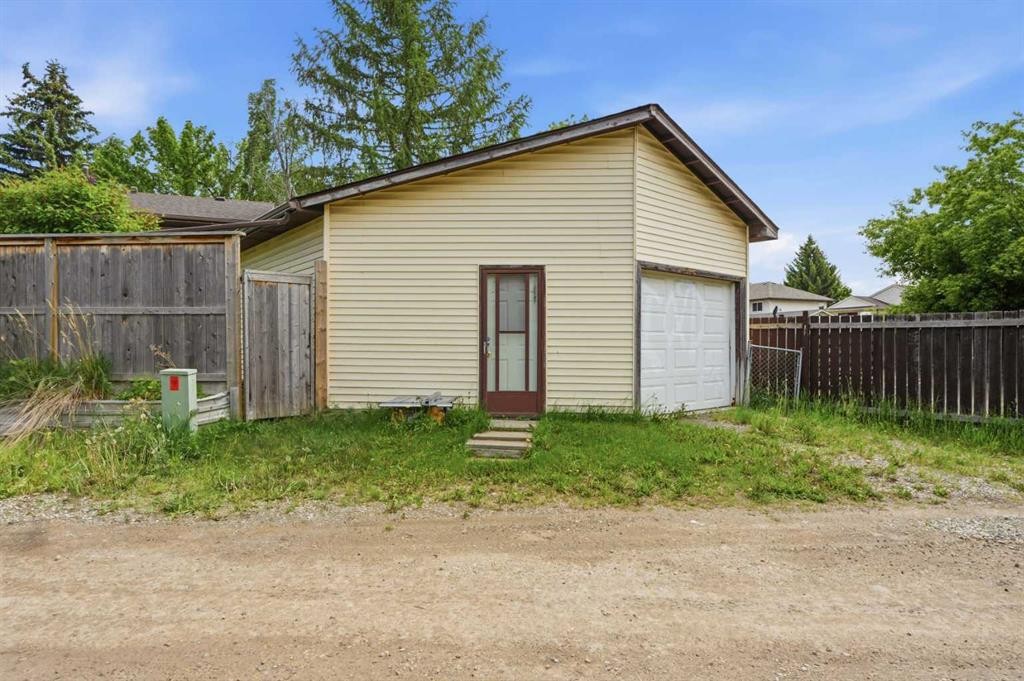 40 Mckerrell Close Se, Calgary, AB - Outdoor