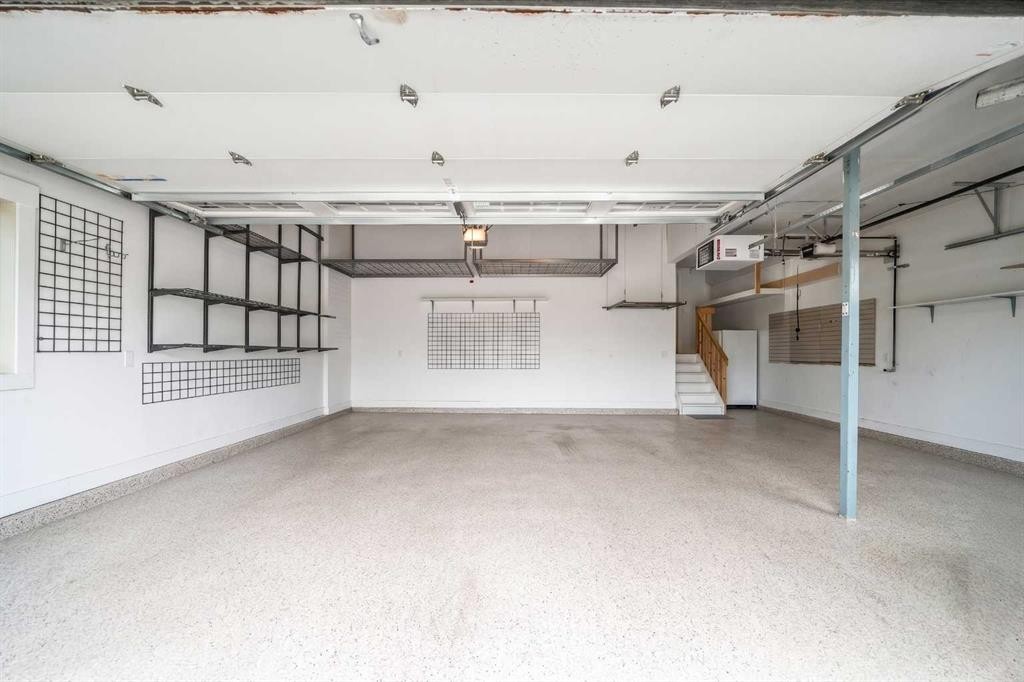 11 Aspen Cliff Place Sw, Calgary, AB - Indoor Photo Showing Garage