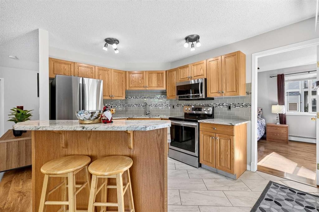 105-5105 Valleyview Park Se, Calgary, AB - Indoor Photo Showing Kitchen