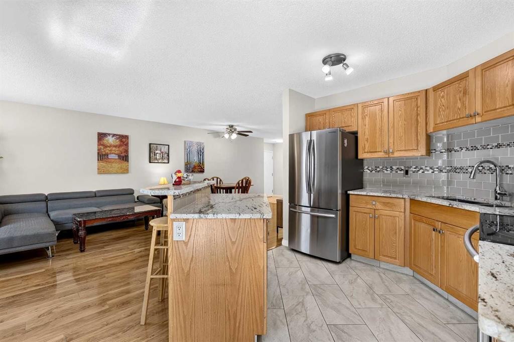105-5105 Valleyview Park Se, Calgary, AB - Indoor Photo Showing Kitchen