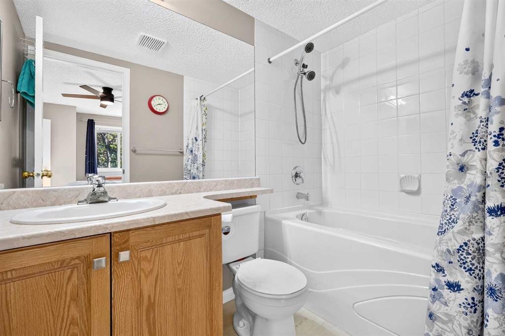 105-5105 Valleyview Park Se, Calgary, AB - Indoor Photo Showing Bathroom