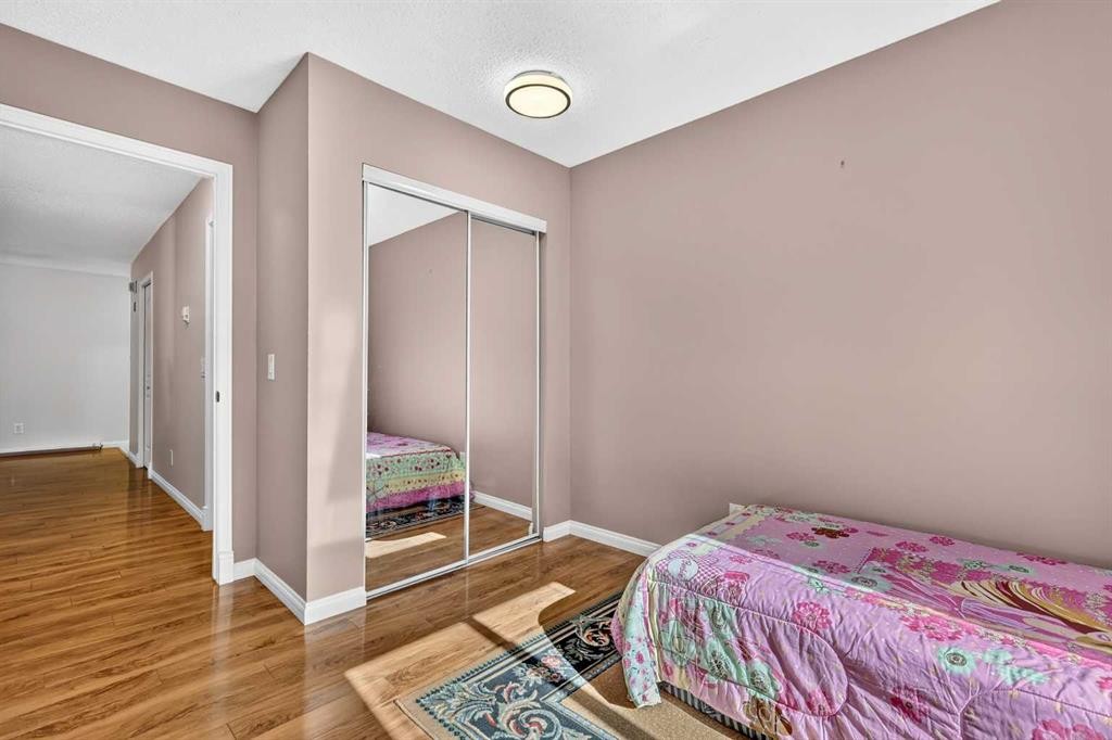105-5105 Valleyview Park Se, Calgary, AB - Indoor Photo Showing Bedroom