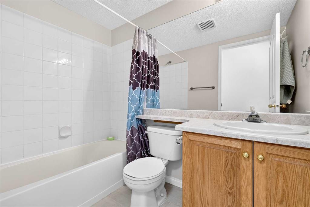 105-5105 Valleyview Park Se, Calgary, AB - Indoor Photo Showing Bathroom