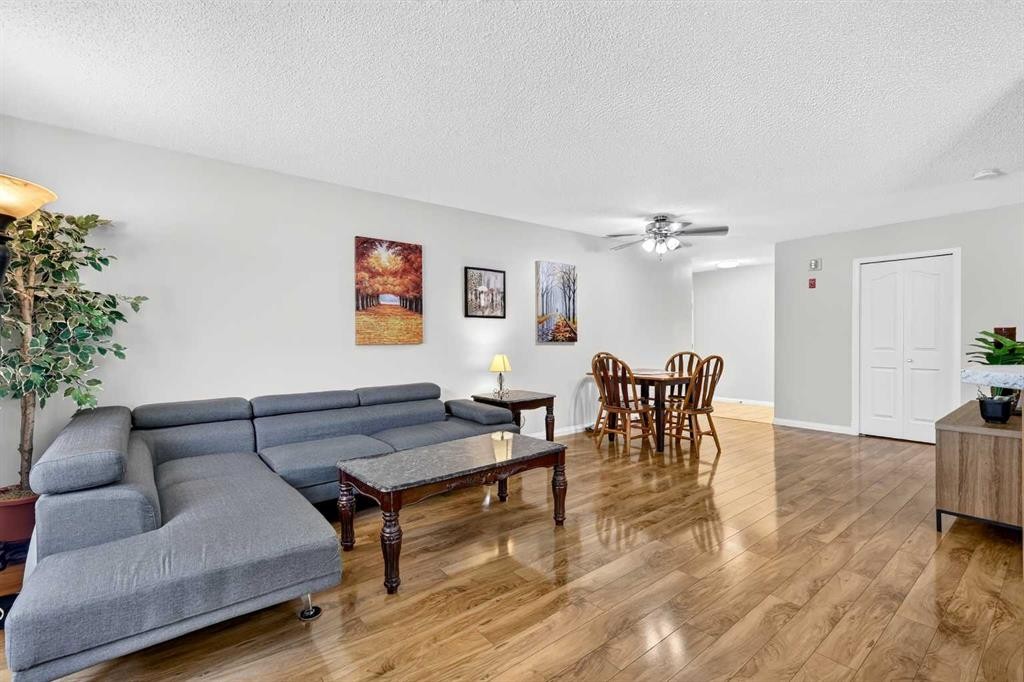 105-5105 Valleyview Park Se, Calgary, AB - Indoor Photo Showing Living Room