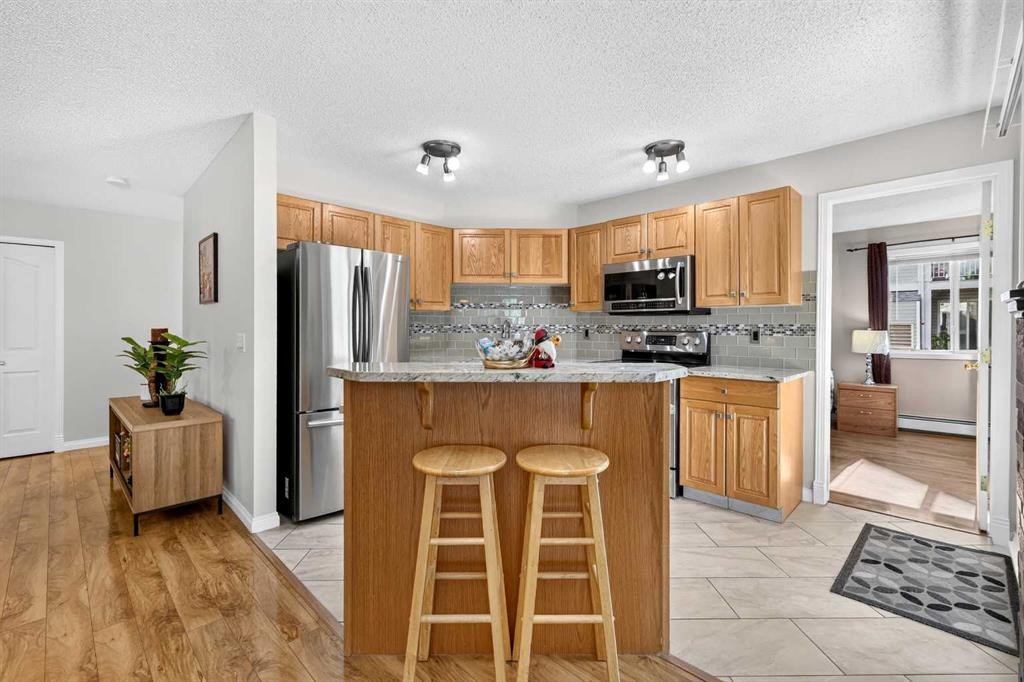 105-5105 Valleyview Park Se, Calgary, AB - Indoor Photo Showing Kitchen