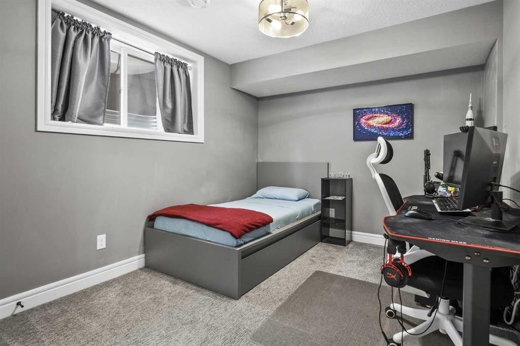 144 Silverado Skies Manor Sw, Calgary, AB - Indoor Photo Showing Bedroom