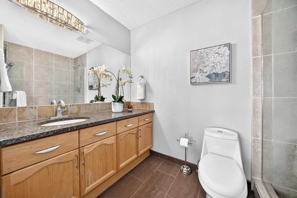 2405 17 Street Sw, Calgary, AB - Indoor Photo Showing Bathroom