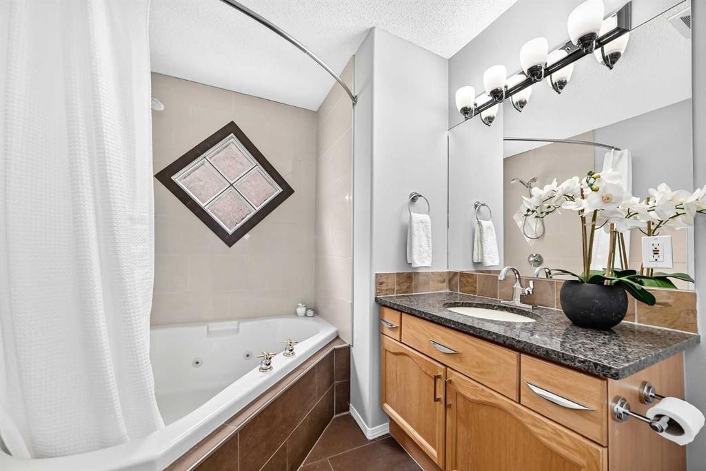 2405 17 Street Sw, Calgary, AB - Indoor Photo Showing Bathroom