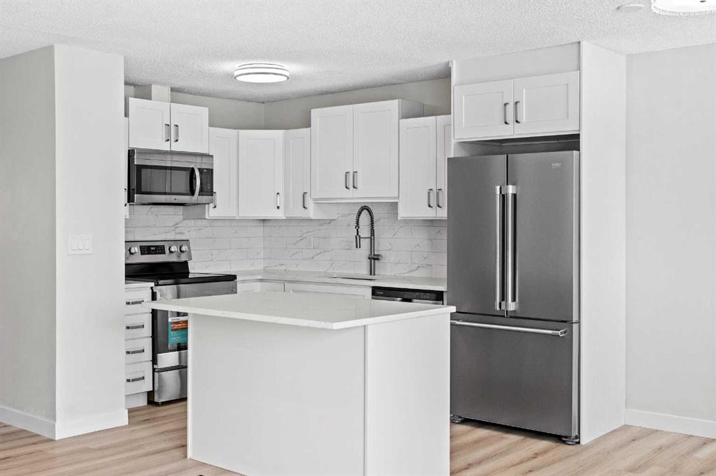 937 Marcombe Drive Ne, Calgary, AB - Indoor Photo Showing Kitchen With Upgraded Kitchen