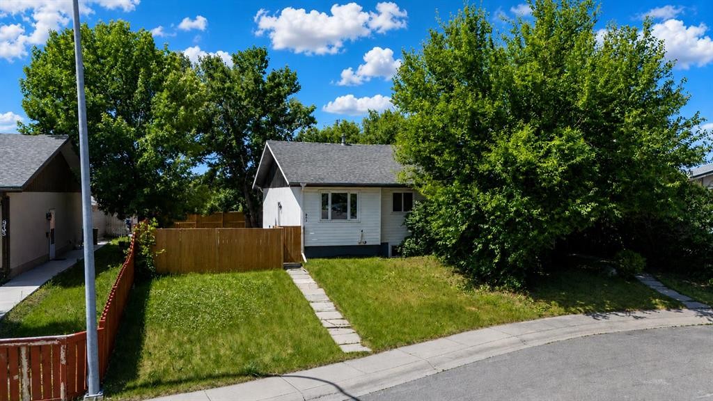 937 Marcombe Drive Ne, Calgary, AB - Outdoor