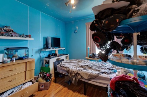 2620 5 Avenue Nw, Calgary, AB - Indoor Photo Showing Bedroom