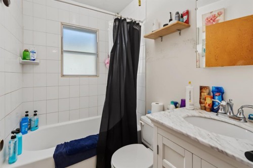 2620 5 Avenue Nw, Calgary, AB - Indoor Photo Showing Bathroom