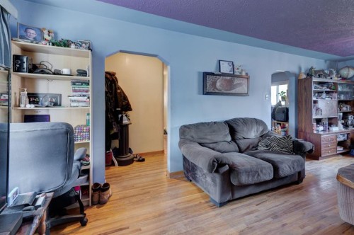 2620 5 Avenue Nw, Calgary, AB - Indoor Photo Showing Living Room