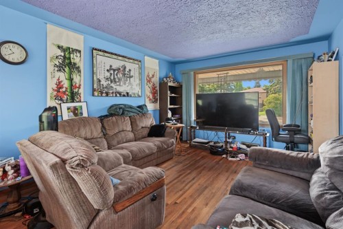 2620 5 Avenue Nw, Calgary, AB - Indoor Photo Showing Living Room