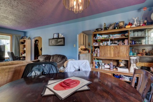 2620 5 Avenue Nw, Calgary, AB - Indoor Photo Showing Living Room