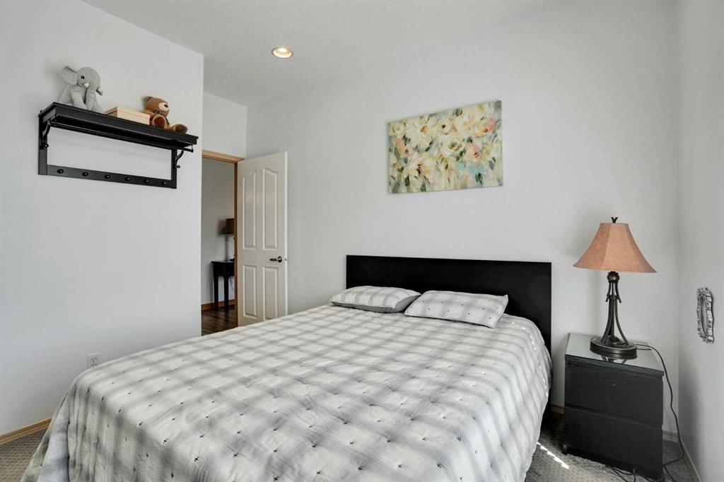 6 Discovery Woods Villas Sw, Calgary, AB - Indoor Photo Showing Bedroom