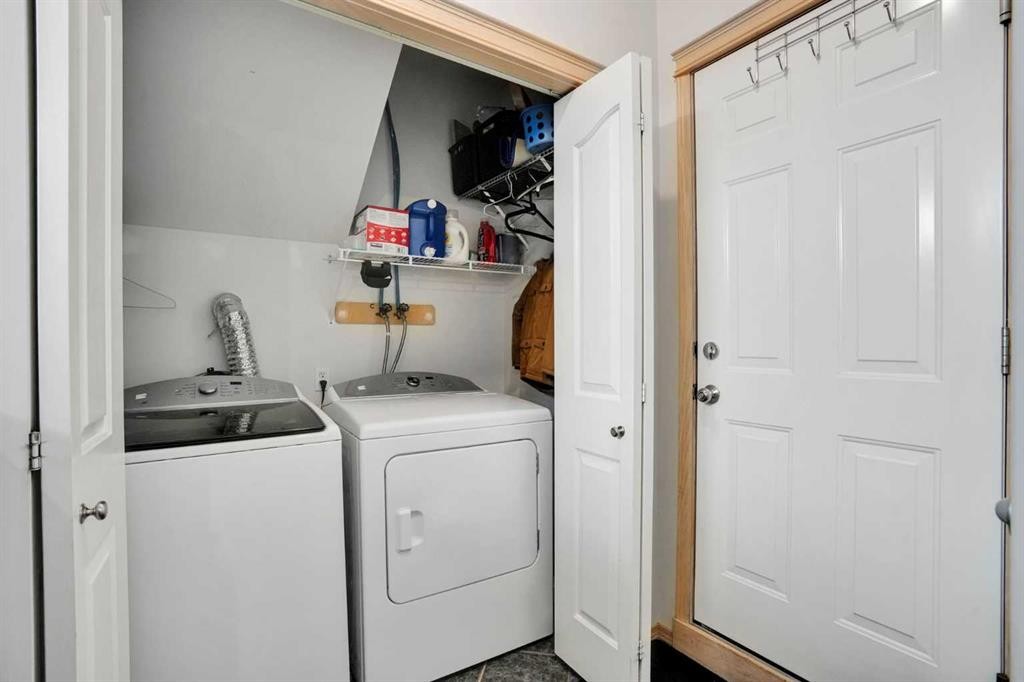 6 Discovery Woods Villas Sw, Calgary, AB - Indoor Photo Showing Laundry Room