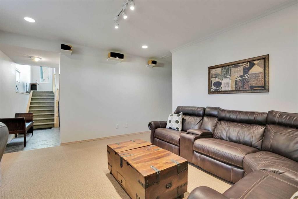 6 Discovery Woods Villas Sw, Calgary, AB - Indoor Photo Showing Living Room