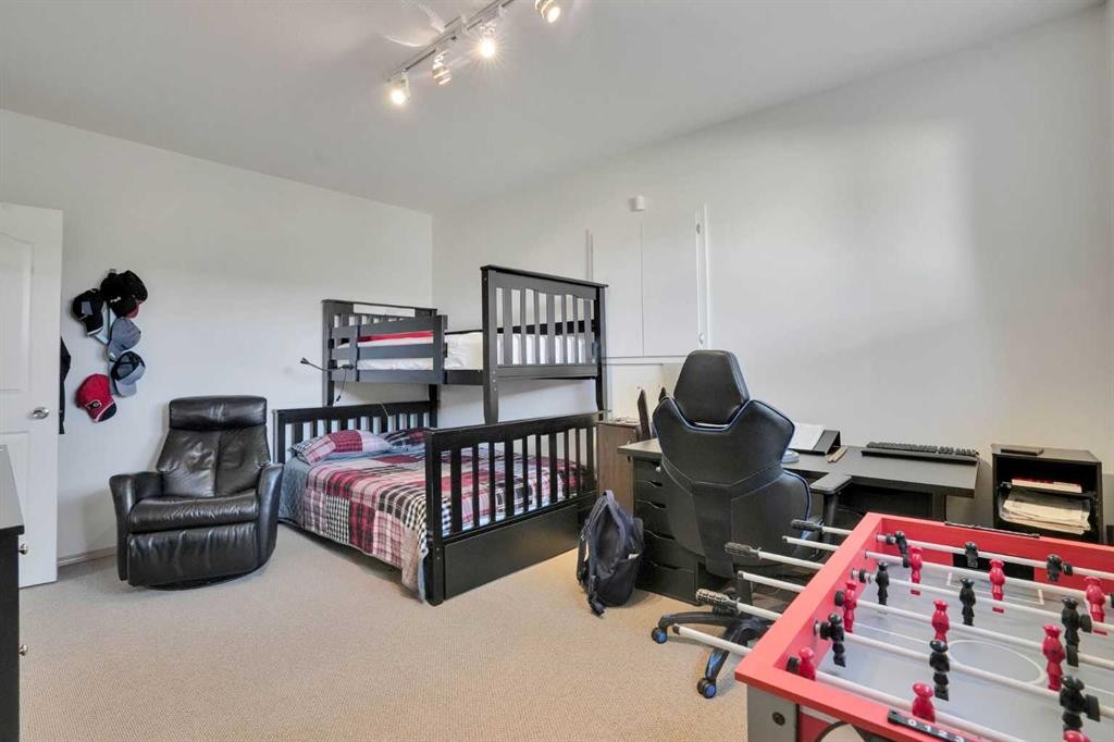6 Discovery Woods Villas Sw, Calgary, AB - Indoor Photo Showing Bedroom