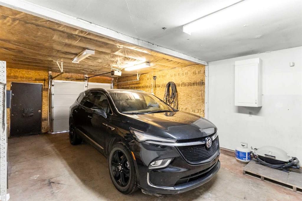 7 Tamarack Crescent Nw, Sundre, AB - Indoor Photo Showing Garage