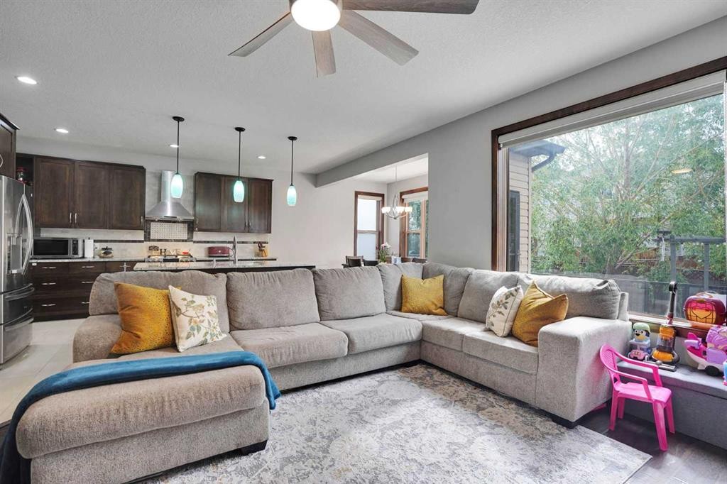 27 Brightoncrest Common Se, Calgary, AB - Indoor Photo Showing Living Room