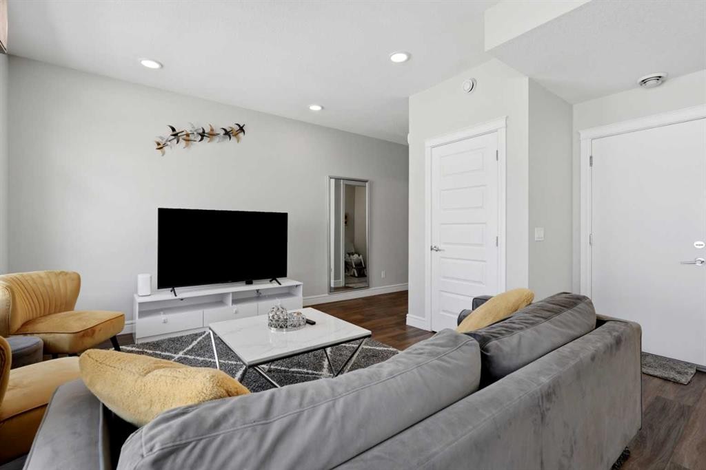 610-10060 46 Street Ne, Calgary, AB - Indoor Photo Showing Living Room