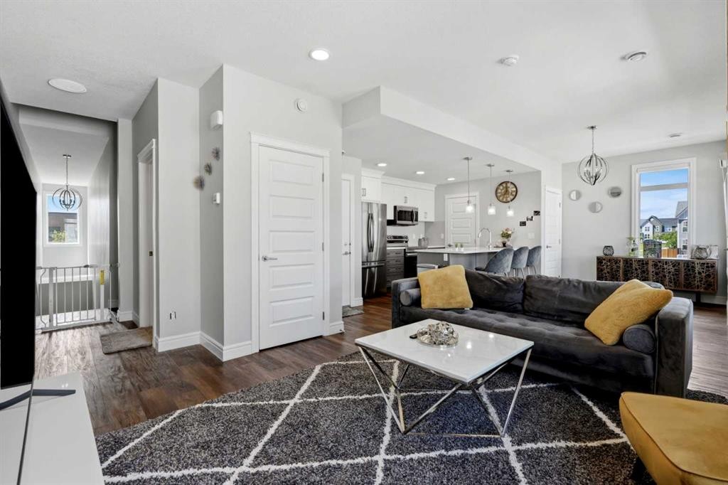 610-10060 46 Street Ne, Calgary, AB - Indoor Photo Showing Living Room