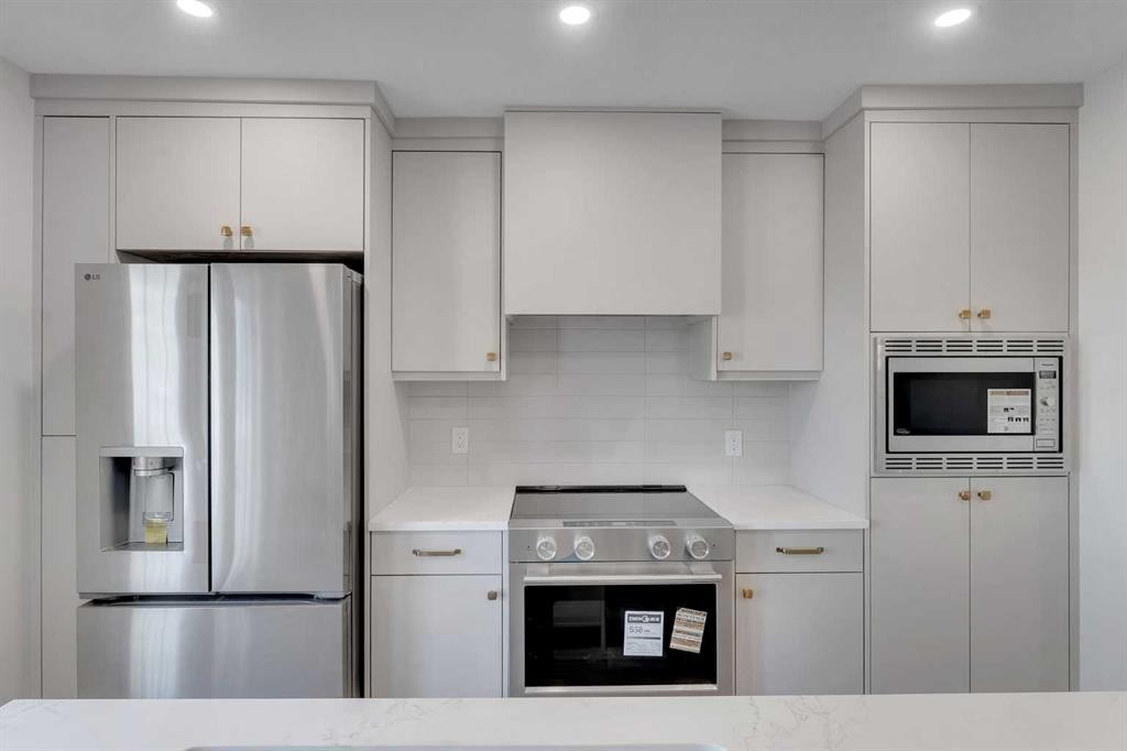 8059 Huntington Street Ne, Calgary, AB - Indoor Photo Showing Kitchen With Stainless Steel Kitchen