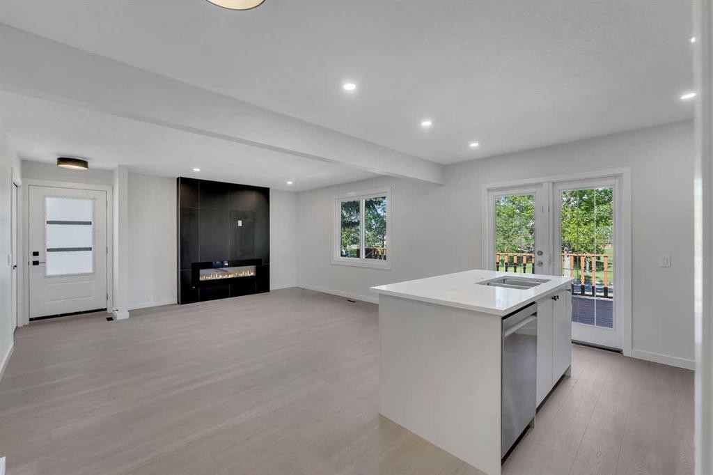 8059 Huntington Street Ne, Calgary, AB - Indoor Photo Showing Kitchen