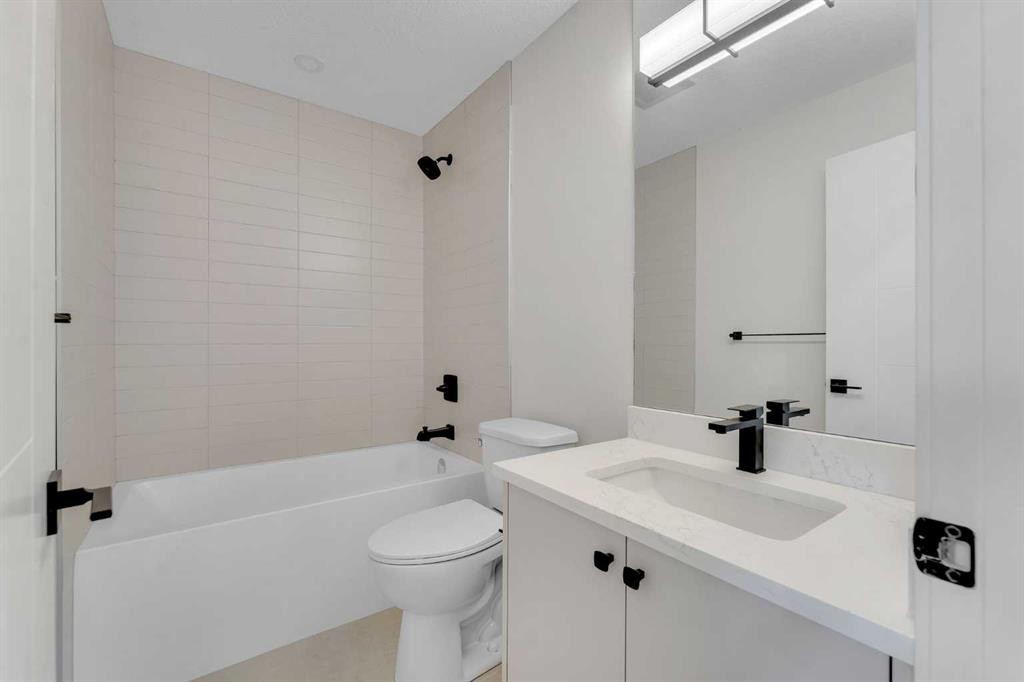 8059 Huntington Street Ne, Calgary, AB - Indoor Photo Showing Bathroom
