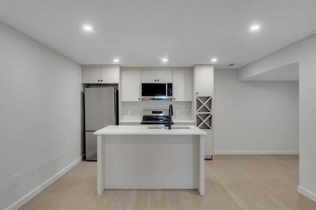 8059 Huntington Street Ne, Calgary, AB - Indoor Photo Showing Kitchen
