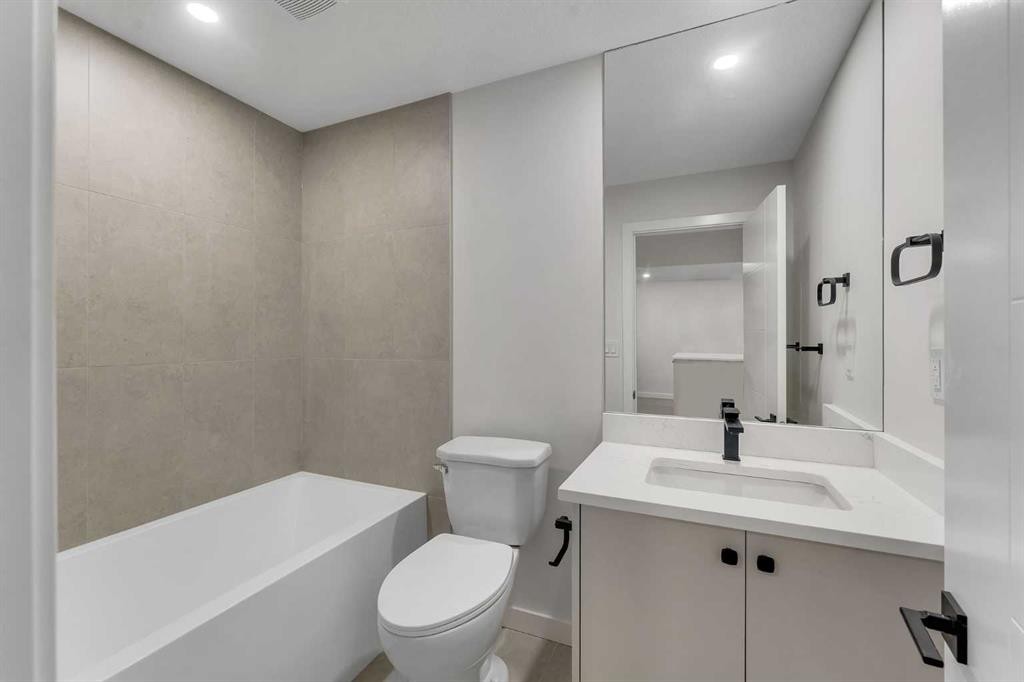 8059 Huntington Street Ne, Calgary, AB - Indoor Photo Showing Bathroom