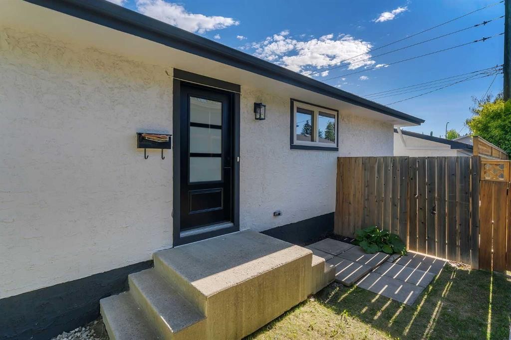 8059 Huntington Street Ne, Calgary, AB - Outdoor