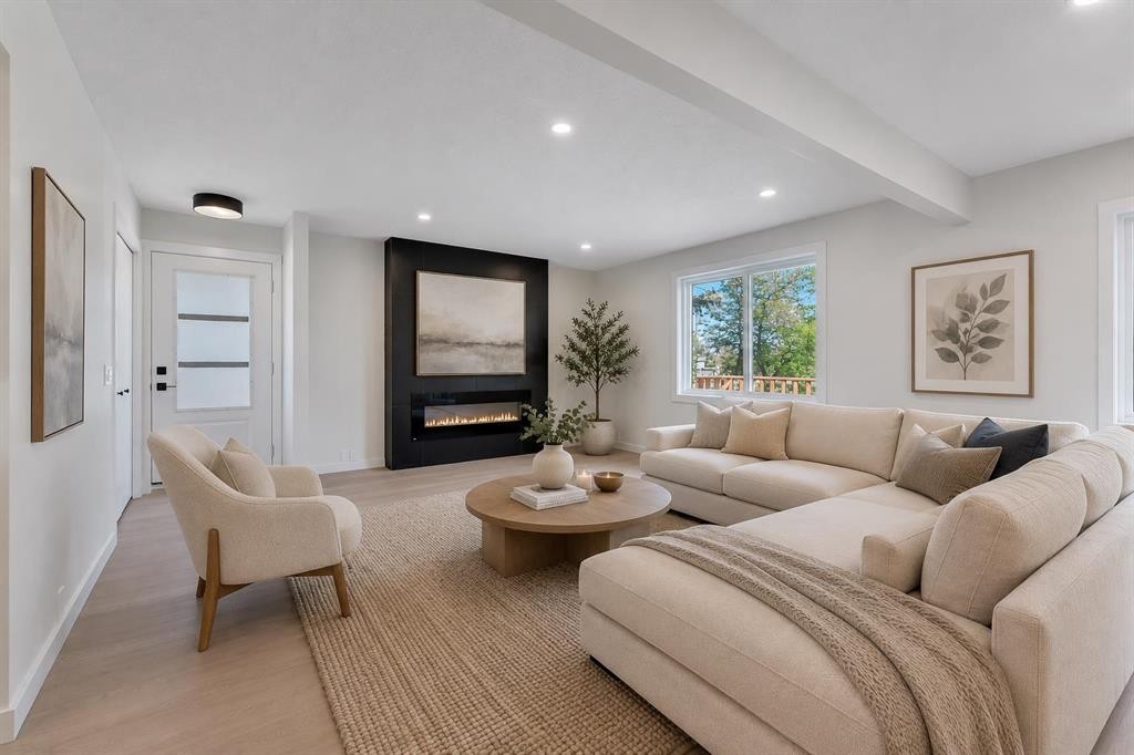 8059 Huntington Street Ne, Calgary, AB - Indoor Photo Showing Living Room
