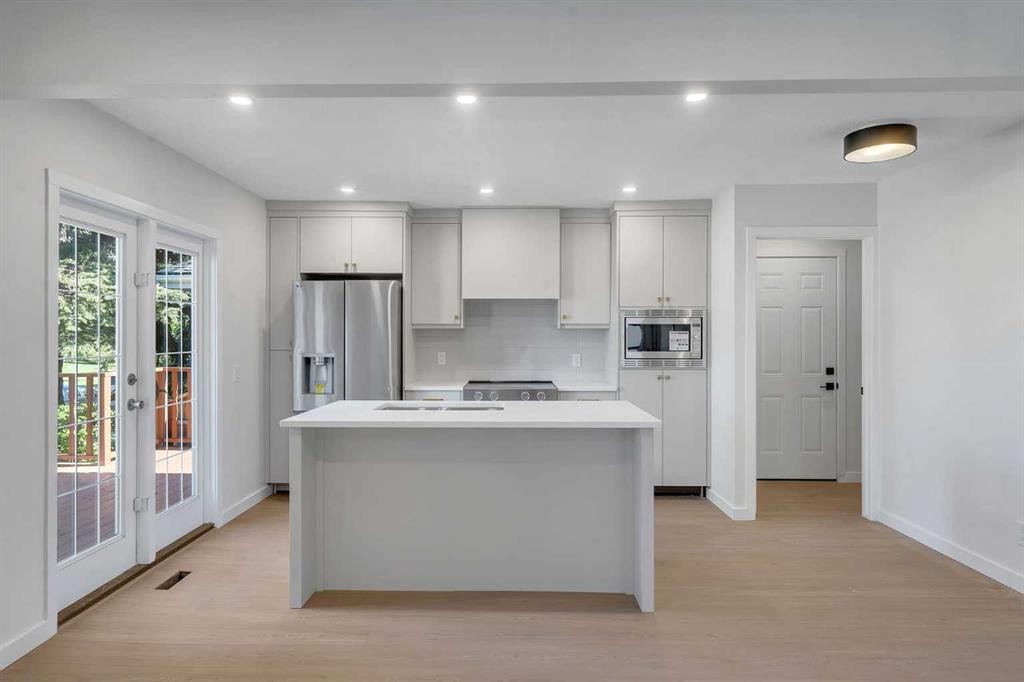 8059 Huntington Street Ne, Calgary, AB - Indoor Photo Showing Kitchen