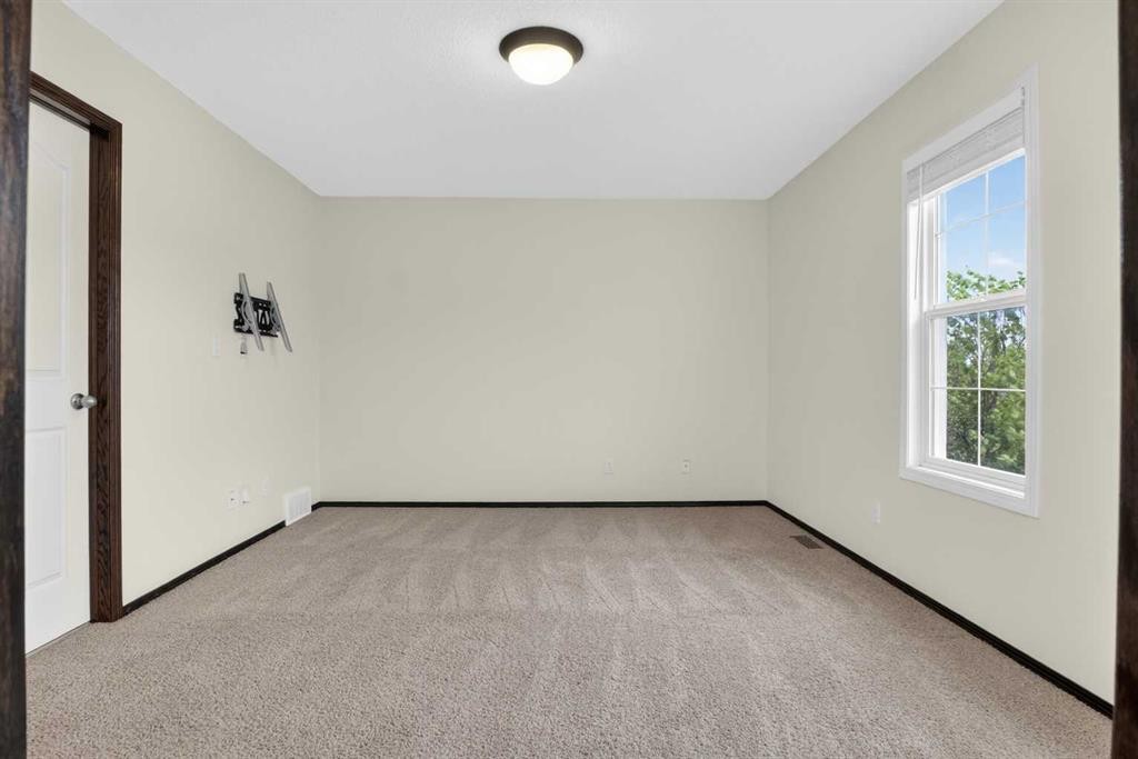 22 Autumn Green Se, Calgary, AB - Indoor Photo Showing Other Room
