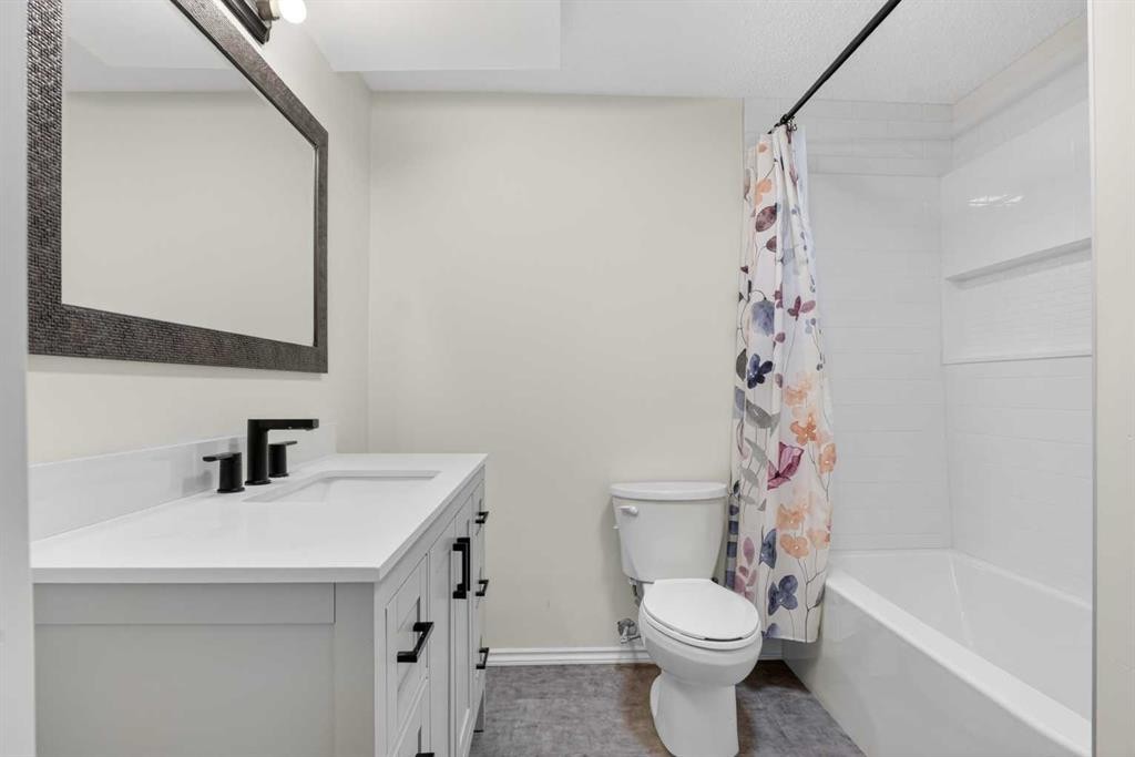22 Autumn Green Se, Calgary, AB - Indoor Photo Showing Bathroom