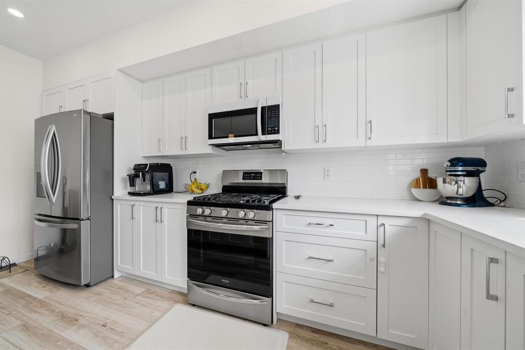 418 Copperstone Manor Se, Calgary, AB - Indoor Photo Showing Kitchen