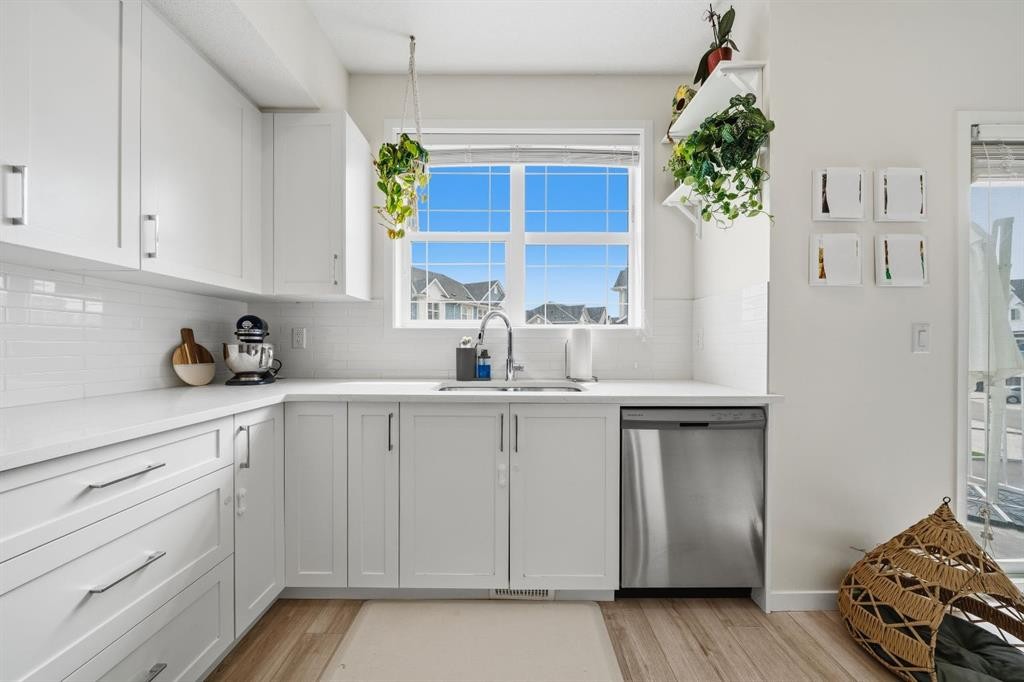 418 Copperstone Manor Se, Calgary, AB - Indoor Photo Showing Kitchen