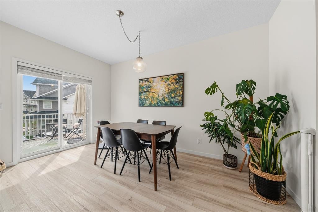 418 Copperstone Manor Se, Calgary, AB - Indoor Photo Showing Dining Room