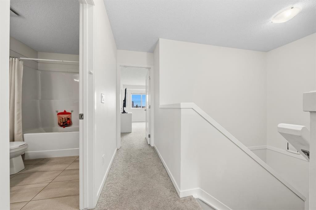 418 Copperstone Manor Se, Calgary, AB - Indoor Photo Showing Bathroom