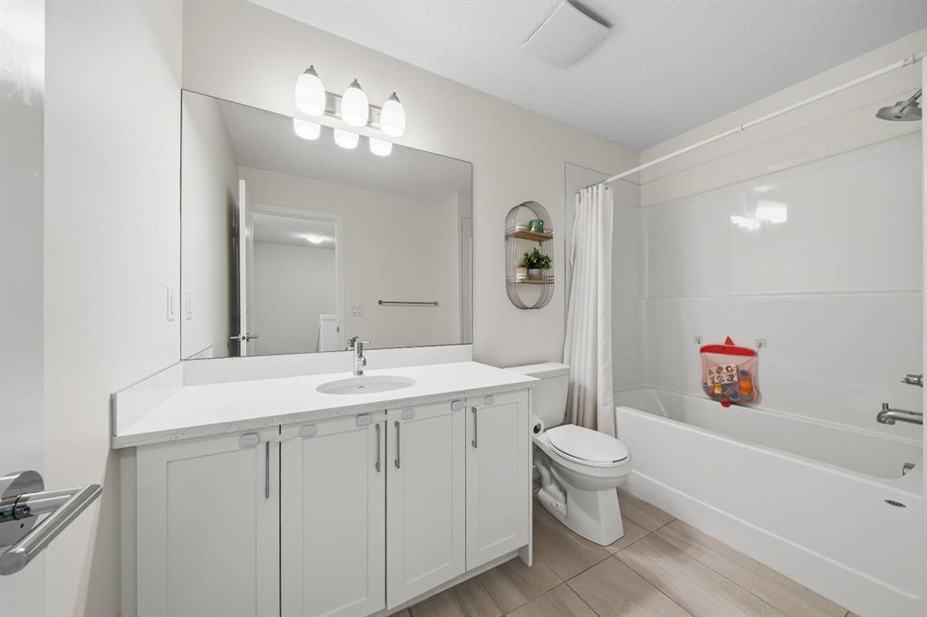 418 Copperstone Manor Se, Calgary, AB - Indoor Photo Showing Bathroom